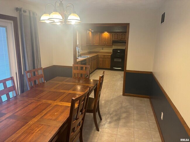 Building Photo - 705 Crestview Dr