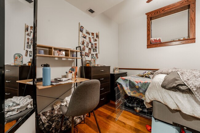 Building Photo - 1019 W Oakdale Ave