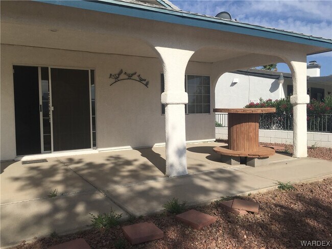 Building Photo - 2523 Country Club Dr