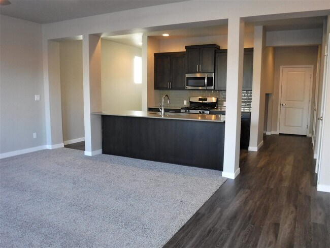 Building Photo - Beautiful and spacious 4 bed 2.5 bath home in Sovi Sub just off Eagle and Victory