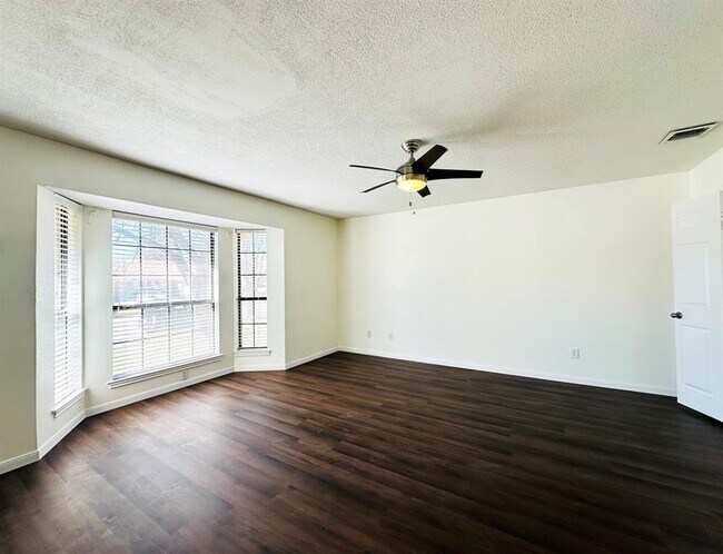 Building Photo - 306 Applewood Dr
