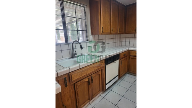 Building Photo - NOW AVAILABLE! Make this spacious 4 bedroo...