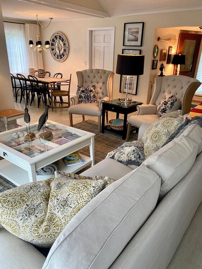 Building Photo - Home on East Bay – Impeccably Furnished Off-Season Retreat