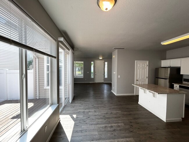 Building Photo - 3 Bedroom Beaverton Home with A/C!