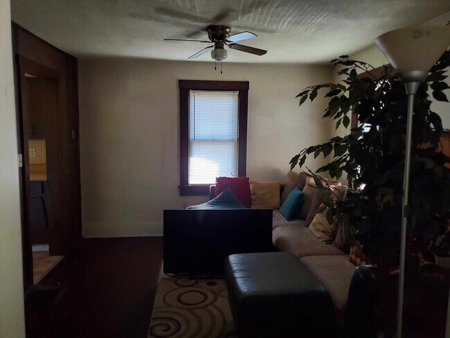 Building Photo - 1238 E Riverside Ave