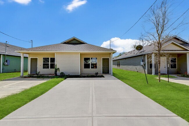 Building Photo - Charming 3 Bed, 2 Bath Home in Science Hill Subdivision*New Construction*