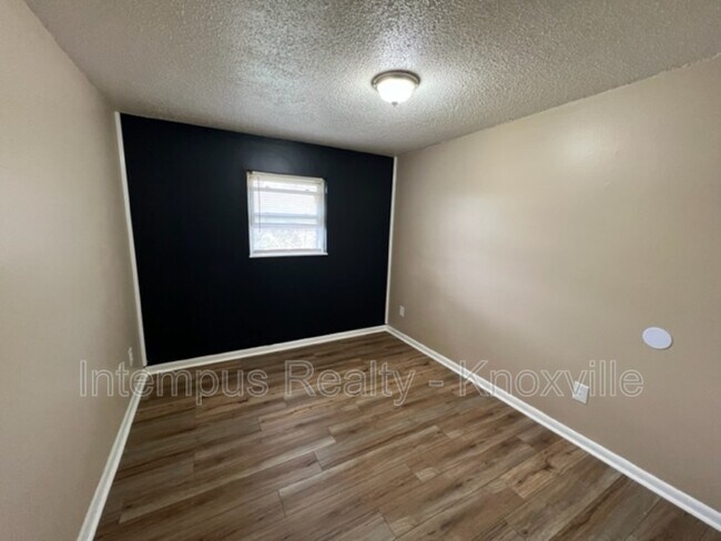 Building Photo - 328 Dahlia Dr