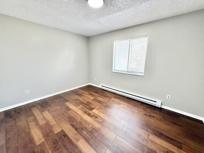 Building Photo - 37 Royal Crest Dr