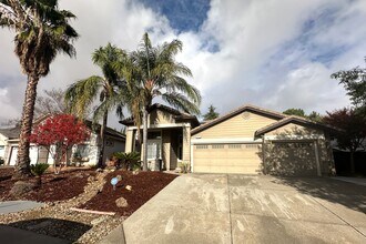 Building Photo - Gorgeous 4 Bed, 2 Bath in Shadow Lakes with SOLAR!
