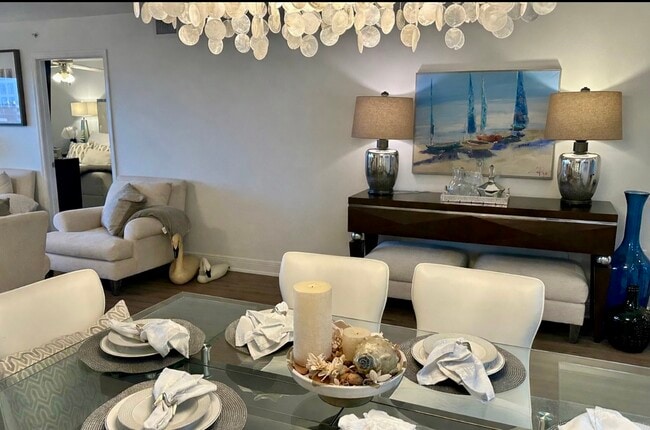 Building Photo - 561 Casa Bella Dr