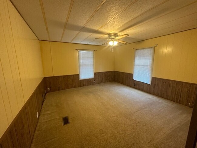 Building Photo - Nice 3 bedroom 2 Bath
