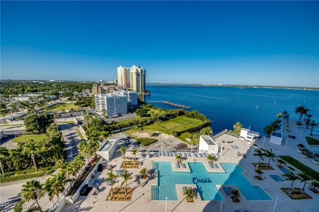 Building Photo - 3000 Oasis Grand Blvd