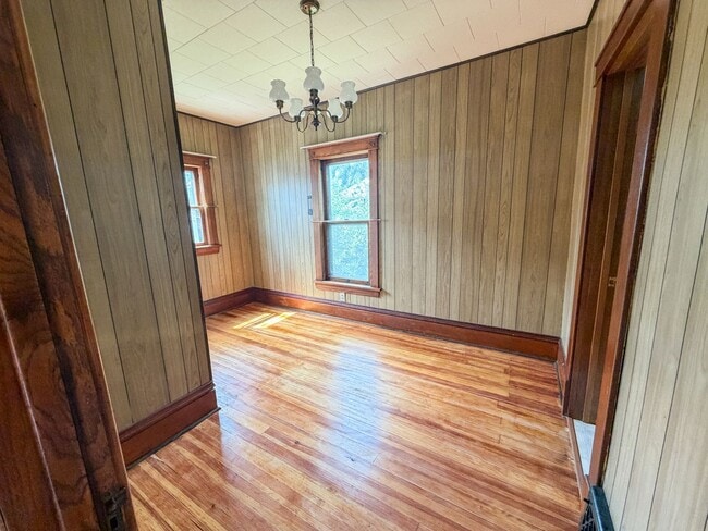 Building Photo - 609 N Edmunds- 3 bedroom, 1.5 bathroom house with a large garage, off street parking and central AC.