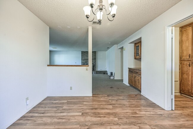 Building Photo - 3 bedroom, 2 bath with large living room a...