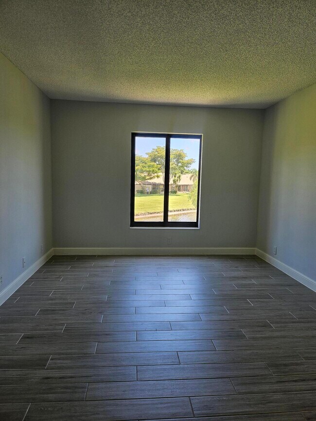 Building Photo - 811 Sky Pine Way