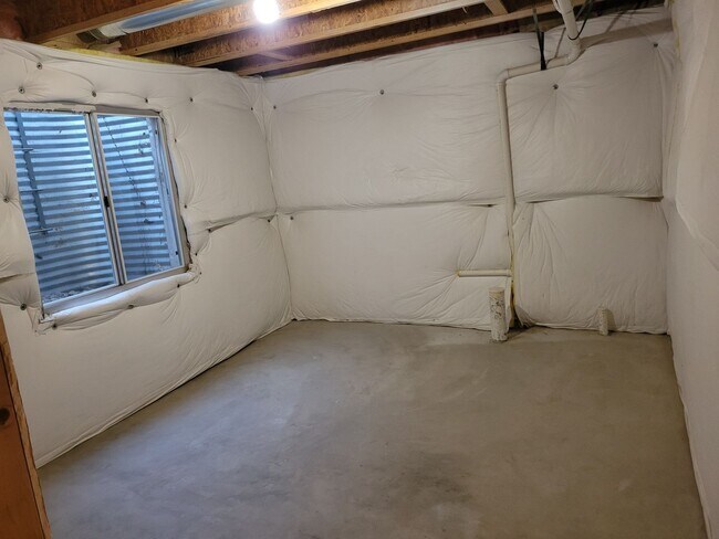 Building Photo - 3 Bedroom, 2.5 Bath Home with A/C - Availa...
