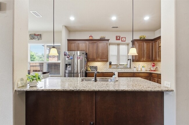 Building Photo - 2304 Lynbridge Dr