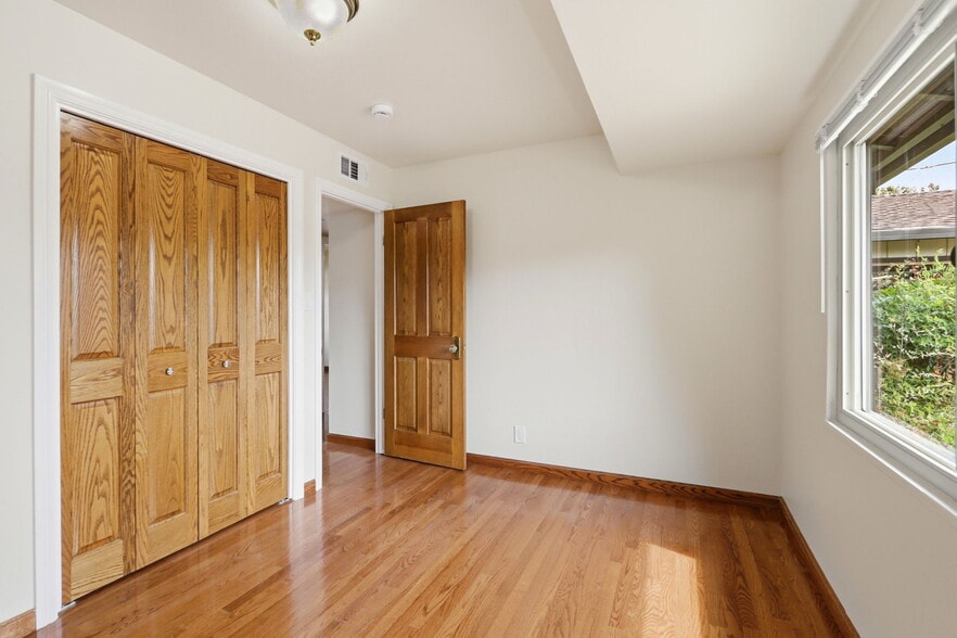 Building Photo - 927 Lorne Way