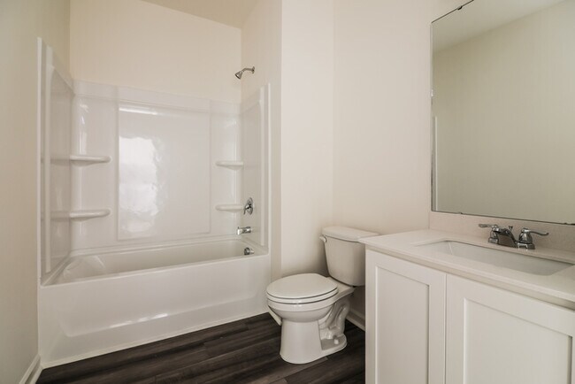 Building Photo - Fantastic 3bd/2ba home! Coming soon!