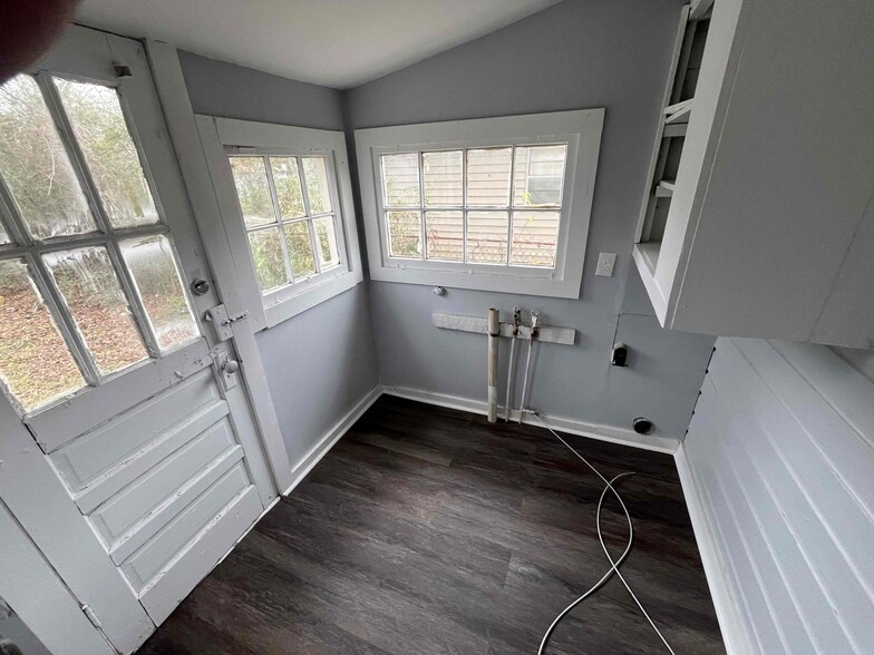 Building Photo - 420 10th Ave SW