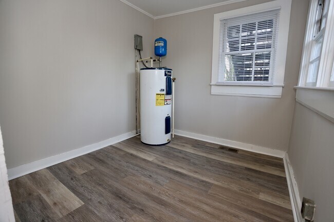 Building Photo - 634 W Bell St