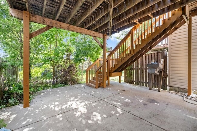 Building Photo - 3-Level Townhome in Woodstream!
