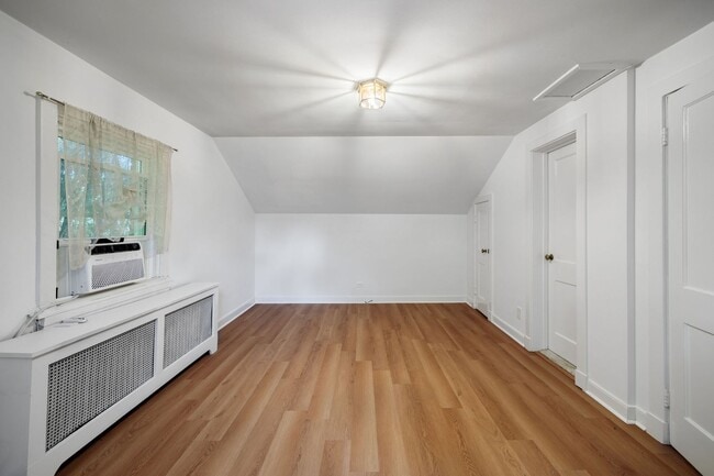 Building Photo - Quaint 1 Bedroom/1 Bathroom Cottage Style Apartment in Richmond ***Available NOW***