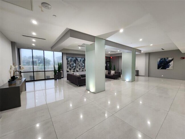 Building Photo - 20379 W Country Club Dr