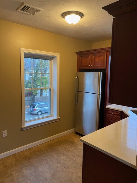 Building Photo - 17 Whitman Ave