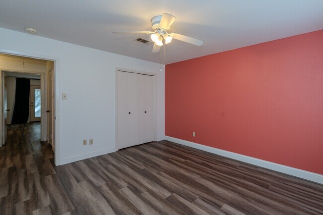 Building Photo - 5975 Meadow Way