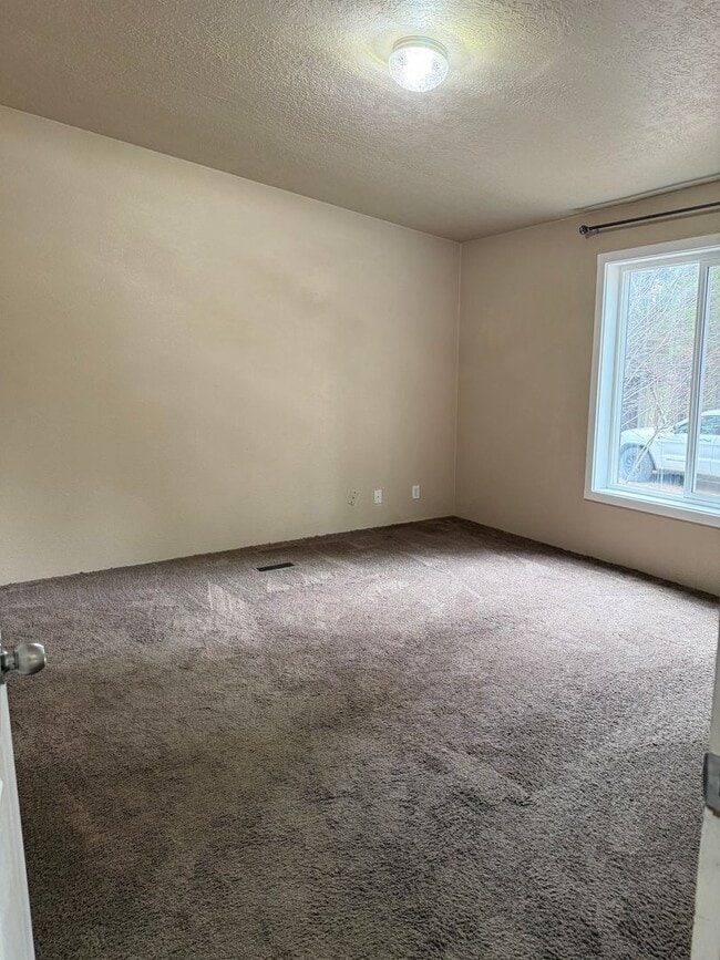 Building Photo - Open floor plan-Lots of upgrades