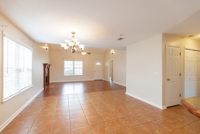 Building Photo - Luxurious 3 Bed/2 Bath Home with Modern Am...
