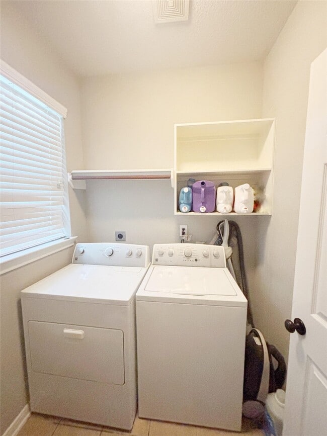 Building Photo - 9614 Pine Bank Ct