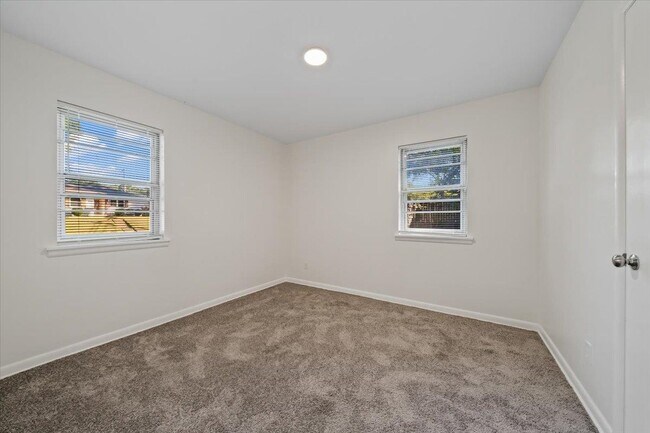 Building Photo - 1554 Estate Dr