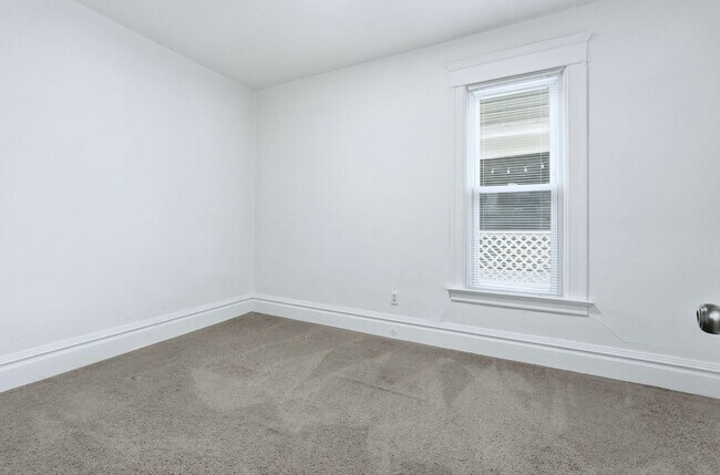 Building Photo - 3-Bed, 2-Bath Home with Large Kitchen & De...