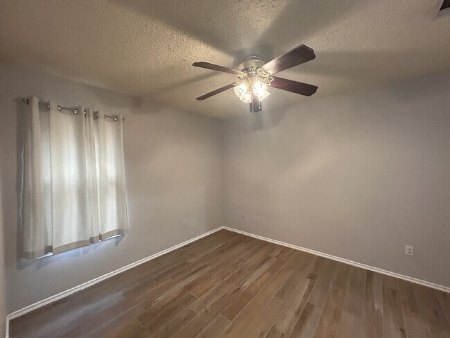 Building Photo - Spacious 2/2/1 Townhouse in Frenship ISD