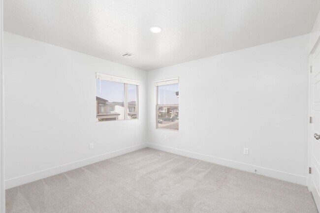 Building Photo - 4 bed | 2.5 bath | 2 car in Desert Canyons