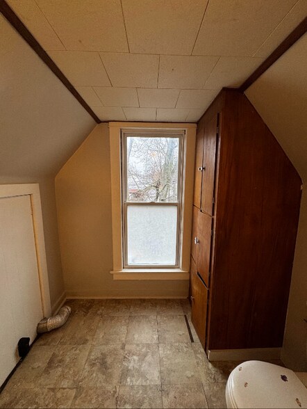 Building Photo - 311-1/2 S Main St