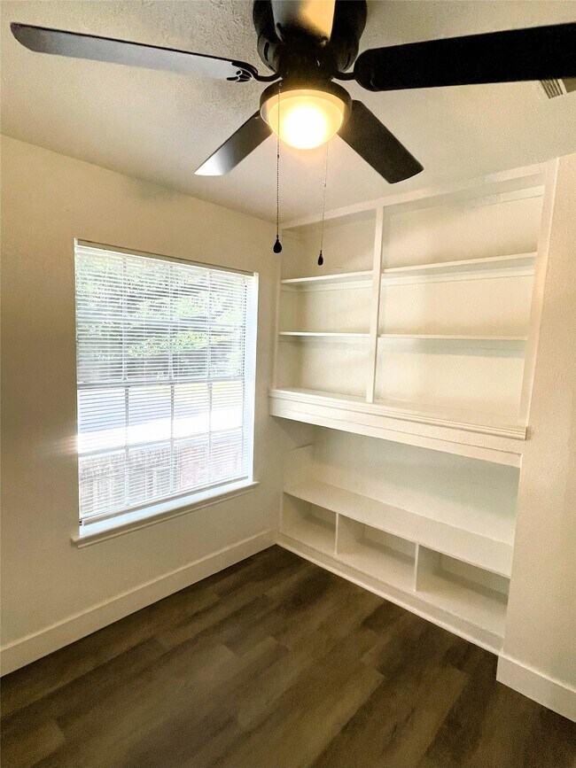 Building Photo - 741 James St