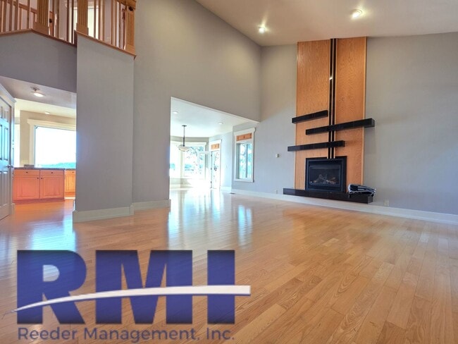 Building Photo - Waterfront Oasis!!!!