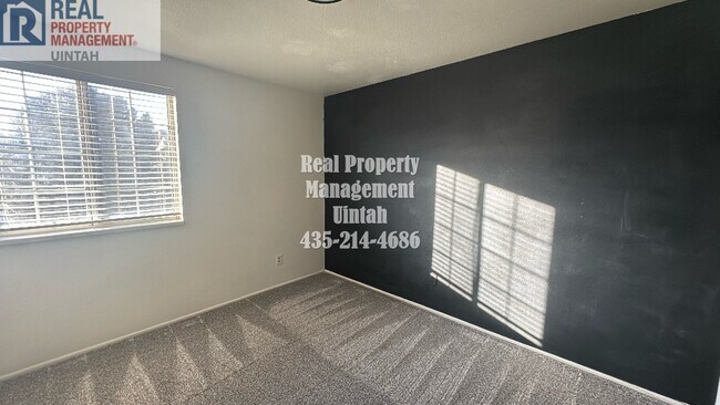 Building Photo - 3 Bedroom, 1.5 Bath Town home.