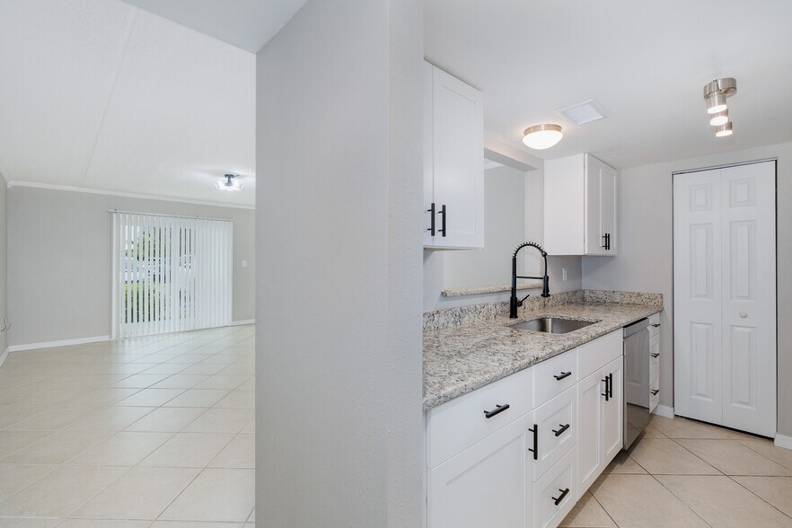 Building Photo - 464 N Paula Dr