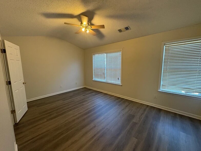 Building Photo - 13082 Region Trce