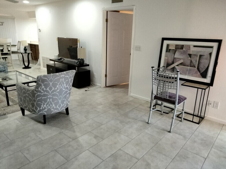 Building Photo - 4303 E Cactus Rd