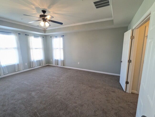 Building Photo - Beautiful 3 level townhouse in the new Jef...