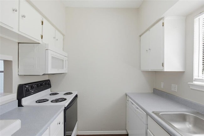Building Photo - 2405 W Slaughter Ln