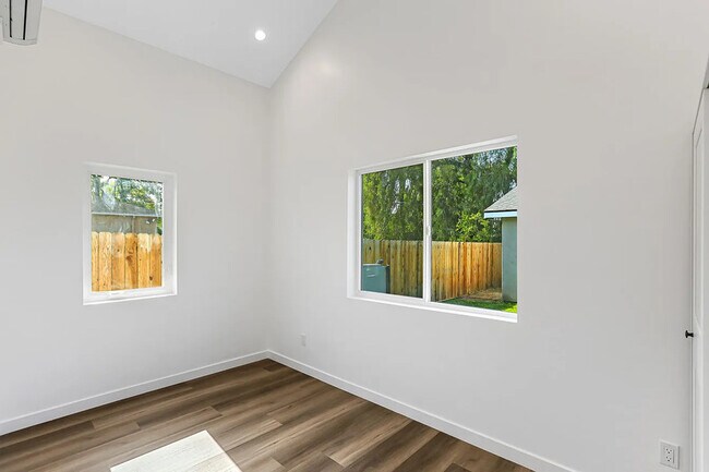 Building Photo - 420 N Batavia St