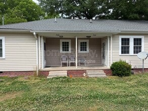 Building Photo - 704 Pinehaven Dr