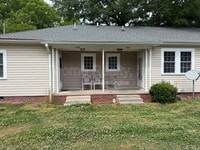 Building Photo - 704 Pinehaven Dr