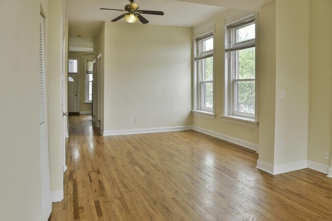 Building Photo - 3356 N Sheffield Ave
